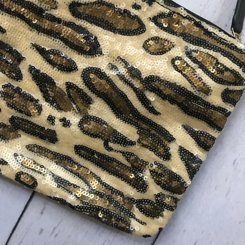 Leopard sequel wristlet - Picture 2 of 2